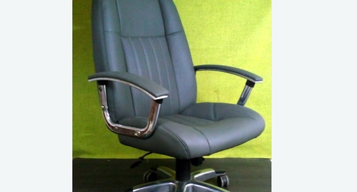 Перетяжка офисного кресла кожей. Невьянск